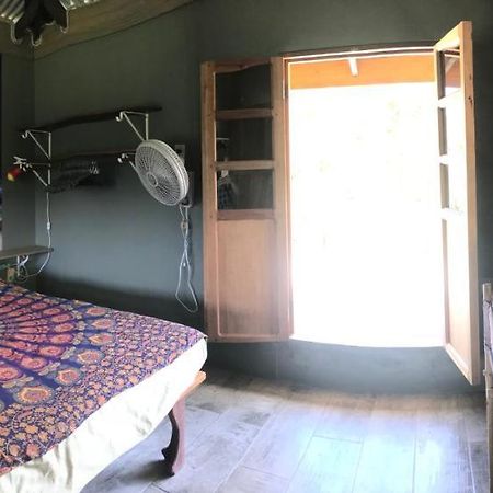 La Casa Naranja Hotel Brig Bay Екстериор снимка
